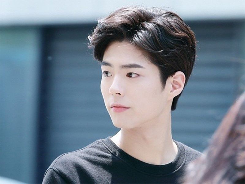 Korean middle part hairstyle for guys